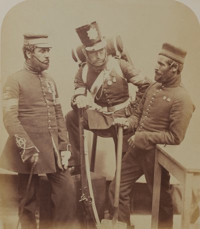 Cor-sargentos J. Stanton, Kester Knight e W. Bruce, sapadores reais e mineiros, 1856 (foto sépia) de Robert Howlett