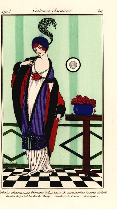 Mulher em vestido de cetim de charmeuse branco com túnica de chiffon violeta aparada com pêlo de gambá, capa de veludo etrusco. Robe de charmeuse blanche a tunique de mousseline de soie violette brodee de vert et bordee de skungs, manteau de velours etrusq de Robert Pichenot