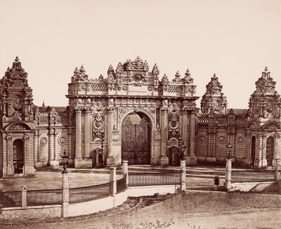 Portão Imperial do Palácio Dolmabahçe de Robertson and Beato