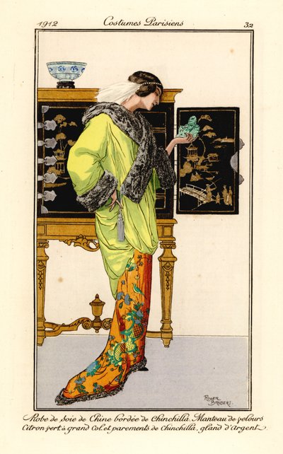 Mulher com vestido de seda com remates de chinchila, capa de veludo verde-limão com gola e punhos de chinchila, segurando um buda de jade. Armário chinês ao fundo. Robe de soie de chine bordee de chinchilla, manteau de velours citron vert a grand col et pa de Roger Broders