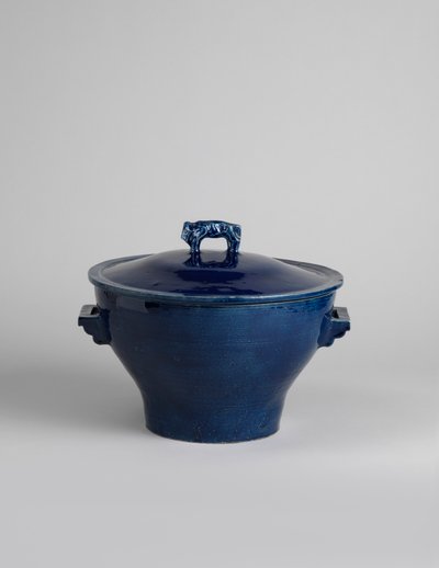 Terrina coberta vitrificada de azul com cabo na forma de um bisão ou leão chinês, c.1915 de Roger Eliot Fry