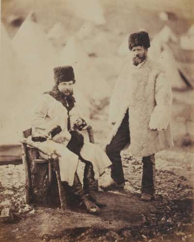 Capitão Brown 4º (Regimento da Rainha) Regimento de Dragões de Luz e Servo em Vestido de Inverno, de um álbum de 52 fotografias associadas à Guerra da Crimeia, 1855 de Roger Fenton