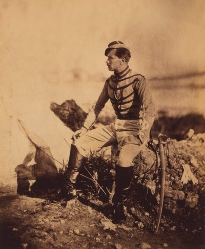 Capitão Thomas, auxiliar de acampamento do General Pierre Bosquet, Sentado Retrato Completo em Uniforme com Espada, Guerra da Crimeia, Crimeia, Ucrânia de Roger Fenton