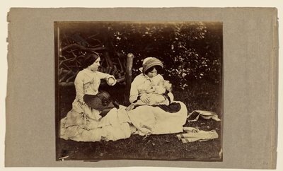 [Criança a dormir com duas mulheres sentadas na relva] de Roger Fenton