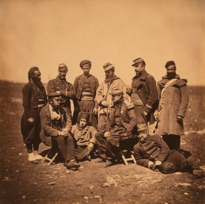 General francês Cisse e grupo de Oficiais e Soldados, Retrato em Vários Estilos de Uniformes; um Zouave à Esquerda, Guerra da Crimeia, Crimeia, Ucrânia de Roger Fenton