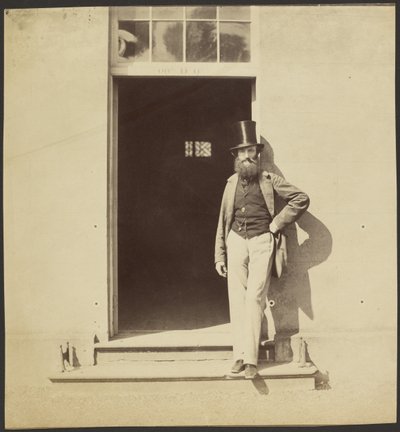 Homem de pé numa porta do quartel de Hythe de Roger Fenton