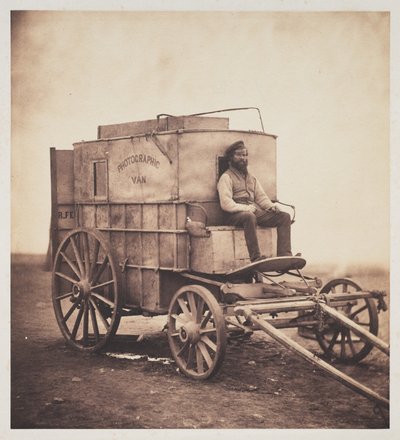 A carruagem do fotógrafo com Marcus Sparling na Crimeia de Roger Fenton