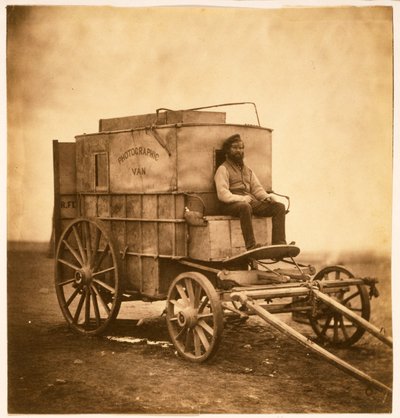 Os fotógrafos Van com Marcus Sparling na Crimeia, 1855 (sal print) de Roger Fenton
