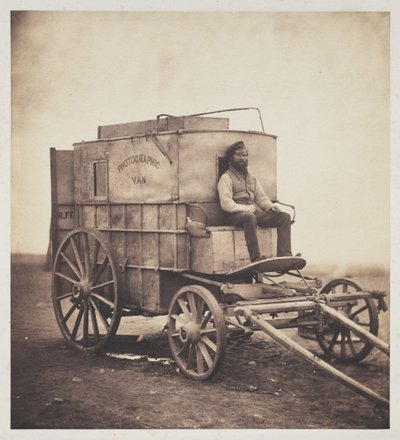 A van do fotógrafo com Marcus Sparling na Crimeia, 1855 de Roger Fenton