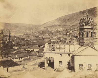 A igreja russa e a cidade de Balaklava de Roger Fenton