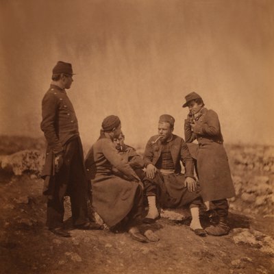 Dois soldados franceses ao lado de três soldados Zouave sentados e fumantes, Guerra da Crimeia, Crimeia, Ucrânia de Roger Fenton