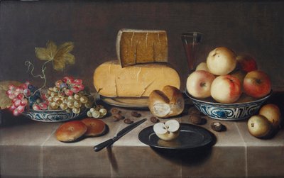 Queijo em um prato de prata, uvas vermelhas e brancas e maçãs em tigelas de porcelana Wanli, pãezinhos, uma faca e uma maçã fatiada em um prato, tudo sobre uma mesa drapeada, 1626 de Roloef Koets