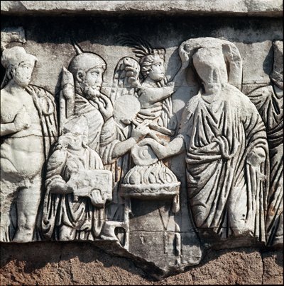 Uma decenal da tetrarquia, representando uma coroa tetrarca por uma Vitória fazendo uma libação ao deus Marte - baixo relevo dedicado ao general e político Stilicho (Flavius Stilicho ou Stiliccho, 360-408), baseada numa coluna honorária, Fórum Romano (foro de Roman