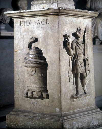 Altar dedicado a Ísis. Esquerda: pedra mística com serpente e direita: Anubis-Hermès. As palavras "Iside Sacr" estão gravadas na serpente. Século II. Musei Capitolini, Roma. de Roman