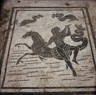 Ostia Antiga (Ostia). Place des Corporations. Mosaico da Sabratha Seafarers Corporation. Uma ninfa e um cavalo marinho. de Roman