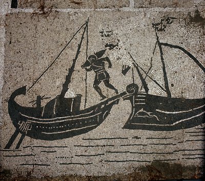 Ostia Antiga (Ostia). Place des Corporations. Mosaico da Sabratha Seafarers Corporation. Carregamento de mercadorias em um navio. de Roman