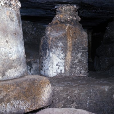 Roma Antiga, período arcaico: templo construído sob o lápis niger (pedra negra) no fórum romano e com uma das inscrições mais antigas em latim. Século VI a.C. Itália de Roman
