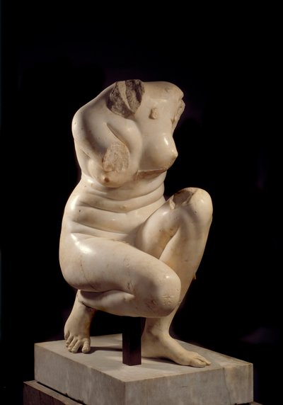 Afrodite agachada. Escultura em mármore do século II d.C. Sol. 0,71 m Paris, Musee du Louvre. de Roman