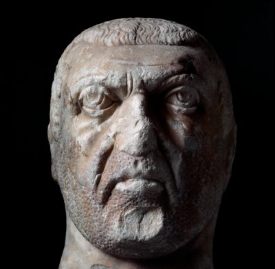 Busto de Diocleciano (Gaius Aurelius Valerius Diocletianus, 245-316), Imperador Romano de 284 a 305. Escultura em mármore. Chieti, Museo Archeologico. de Roman