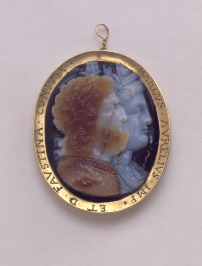 Camafeu, com imagens de Serápis e Ísis, em moldura de ouro do século 16 com os nomes de Marcus Antoninius e sua esposa Faustina (sardônia) de Roman
