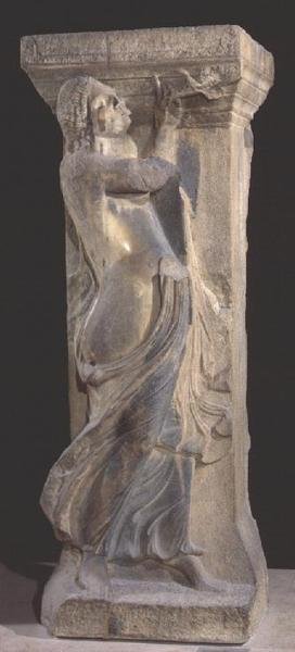 Pilar de pedra decorado com um bacante tocando uma flauta dupla, cópia de um original helenístico de Tessalónica de Roman