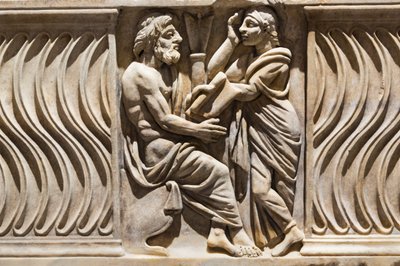Decoração sobre um sarcófago, imagem de um filósofo e musa (mármore) de Roman