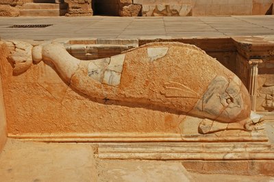 Escultura de golfinhos, baixo-relevo no Proscênio do teatro romano, Sabratha, Líbia, século II d.C. de Roman