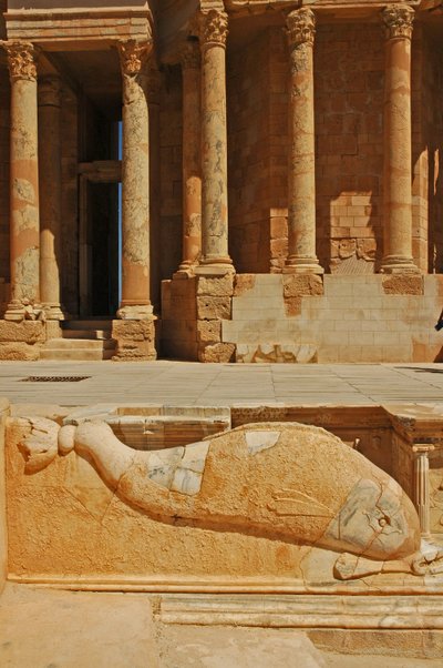 Escultura de golfinhos em frente ao palco, Sabratha, Líbia, c.190 d.C. de Roman