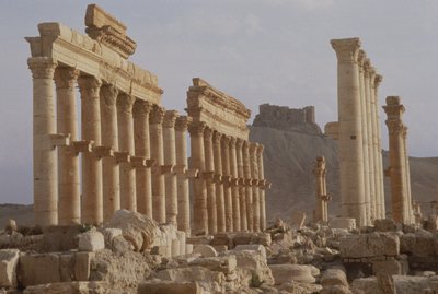 Parte mais antiga da rua com colunatas, formando o eixo principal da cidade, levando a Qalaat Ibn Maan, um castelo árabe do século XVII, construído na primeira metade do século II de Roman