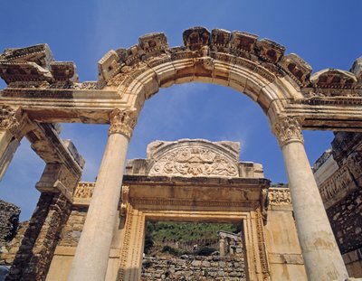 Fachada do templo de Adriano de Roman