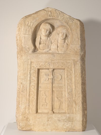 Estela funerária do sacerdote Dionísio e sua esposa, Tertia, c.240-260 (mármore) de Roman