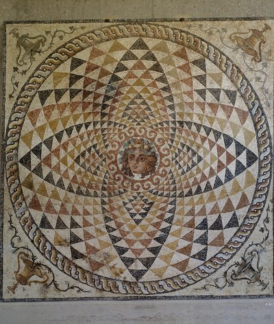 Mosaico geométrico com Dionísio ao centro descoberto numa villa romana em Corinto, Grécia, Civilização Romana, segunda metade do século II-início do século III d.C. (mosaico) de Roman