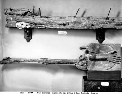 Mão de Averrunca e fragmentos de remo encontrados durante a escavação dos navios romanos no Lago Nemi de Roman