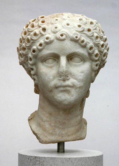 Cabeça de uma mulher, possivelmente Agrippina Minor, c.50 d.C. (mármore) de Roman