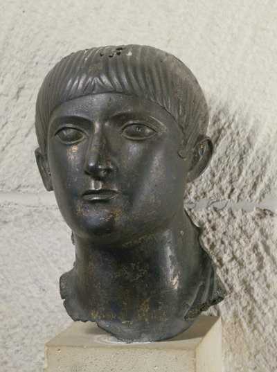 Chefe de um jovem conhecido como "The Young Aquitaine Chief" (bronze) de Roman