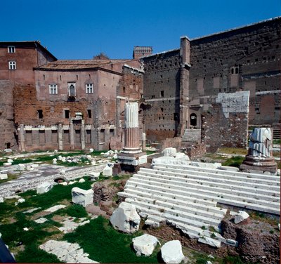Fórum Imperial (fórum de Augusto): vista do templo do Vingador Marte (Marte Ultore). 2 AC. Roma de Roman