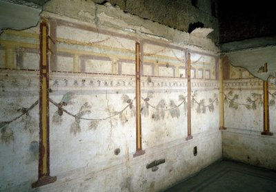 Vista interior dos frescos de grinaldas de pinho de Roman