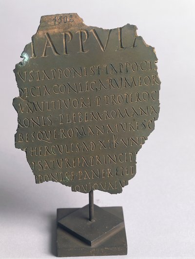 Lex Tappula, fragmento de lei satírica elaborada pelo círculo de convivência de Vercelli, paródia escrita na mesma forma que as leis plebiscitárias romanas, fazendo parte dos leges conviviales que foram transmitidos por Festo, bronze, civilização romana. de Roman