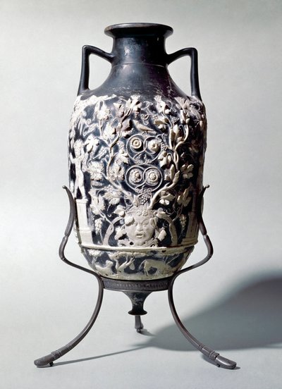 Uma pequena ânfora chamada vaso azul mostrando uma cena dionisíaca de Roman