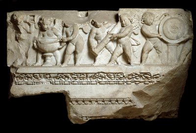 Amor carregando os braços do deus Marte, século II (relevo em mármore) de Roman