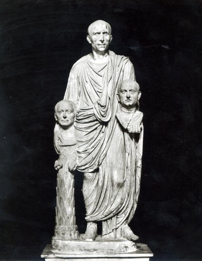 Lucius Junius Brutus segurando bustos de seus antepassados (mármore) (foto a p/b) de Roman