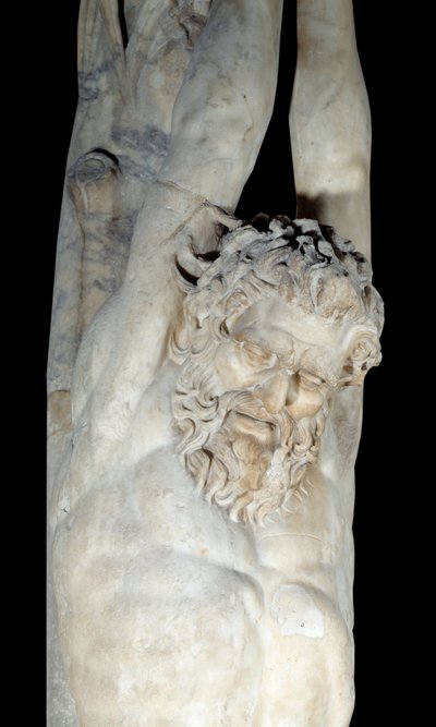 O tormento de Marsyas pendurado no tronco de um pinheiro. Detalhe. Escultura em mármore do final do terceiro início do século II AC. Sol 2,5 m Paris, Musee du Louvre de Roman