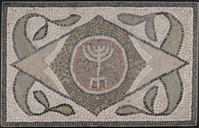 Mosaico de Menorá, século 6 EC (pedra e argamassa) de Roman