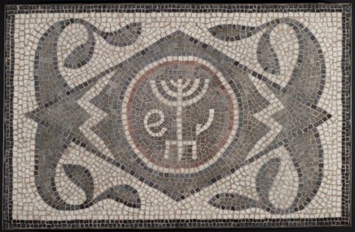 Mosaico de Menorá com Lulav e Etrog, século 6 EC (pedra e argamassa) de Roman