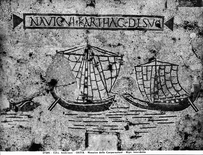 Detalhe do pavimento da Piazzale dell Corporazioni representando uma cena náutica (mosaico) de Roman
