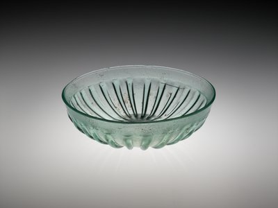 Tigela de vidro com nervuras, AD 100-200 (molde fundido e vidro cortado) de Roman