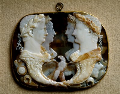 Arte Romana: Onyx camee (Gemma Claudia) decora representações do casal imperial Claude (Tiberius Claudius Drusus) (10 a.C.-54 d.C.) e sua esposa Agrippine the Young (15-59 d.C.) (Agrippina minor) (esquerda) e Caius Julius Caesar dit Germanicus (15 a.C.-19  de Roman