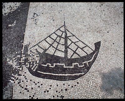 Arte Romana: Mosaico "Ship" da Corporation des gens de la mer, Place des Corporations de Roman