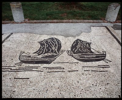 Arte Romana: Mosaico "Ships" da Corporation des gens de la mer, Place des Corporations de Roman