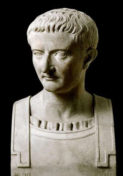 Arte Romana: busto de mármore de Tibério (Tiberio Claudio Nerone, 42 aC-37 dC), Imperador Romano - De Ercolano (Herculano) século I dC - Nápoles, Museo Archeologico Nazionale - Busto de Tibério (Tiberio Claudio Nerone) (42 aC-37 dC), Imperador Romano - Már de Roman
